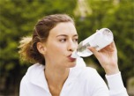 Jeune femme buvant de l'eau